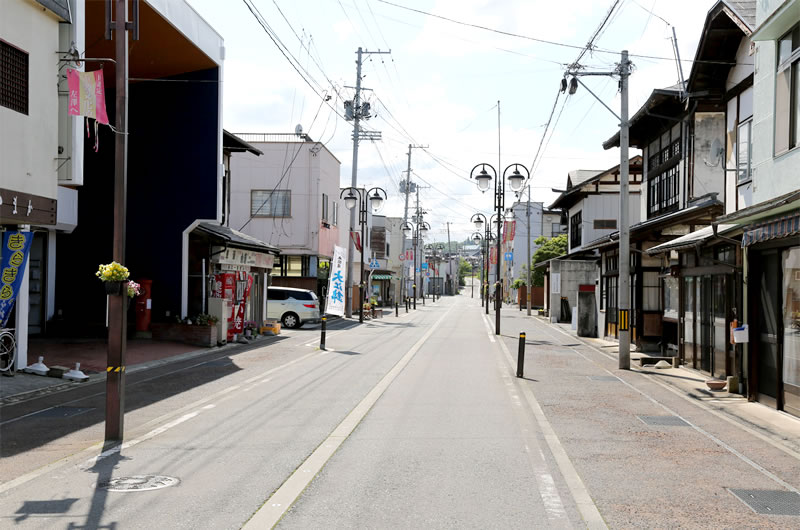 歴史的文化景観である左澤 賑やかな商店街通り沿いの立地